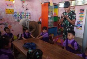 Hadirkan Keceriaan dan Edukasi Usia Dini, Serda Rama Satgas TMMD 129 Ajak Anak-Anak PAUD Desa Tlemang Bermain dan Belajar Bersama