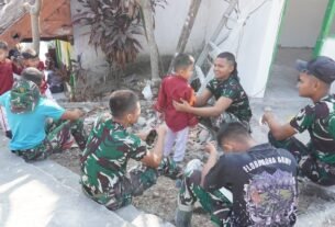 Lepas Penat di Sela Pengerjaan Fisik, Serunya Anggota Satgas TMMD 129 Unjuk Kelincahan Bermain Bersama Anak-Anak TK Desa Tlemang