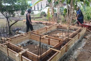 Pengecoran Pondasi Dikebut, Satgas TMMD Ke-129 Kodim 0102/Pidie Pacu Pembangunan MCK di Dayah Babul Ula Al Munawarah