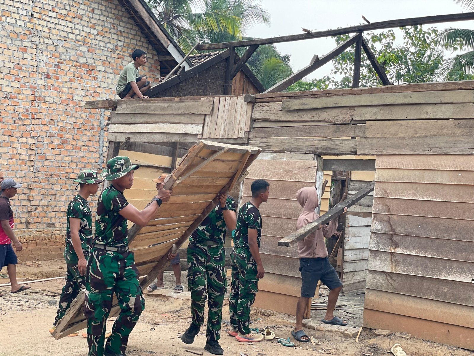 Kehadiran TMMD ke-130: TNI Gali Harapan Baru untuk Renovasi Rumah Gianto