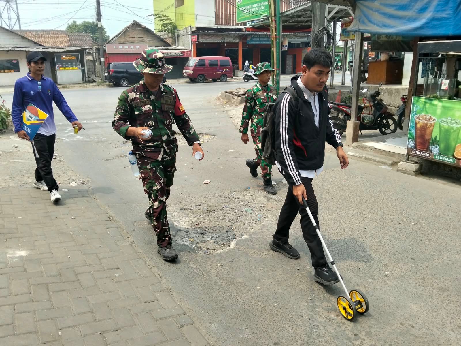 Serka Wahyono Dampingi Proses Pengukuran Jalan untuk Program TMMD di Sumur Bandung