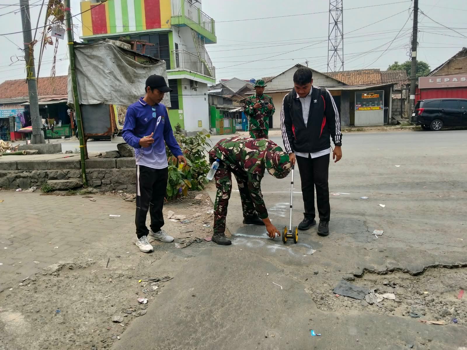 Pengukuran Lokasi Pembangunan Jalan Untuk Masyarakat Sumur Bandung Dimulai