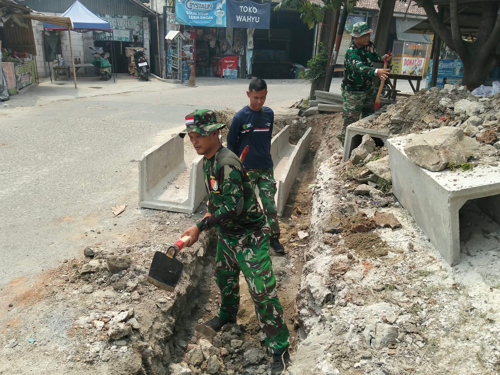 TNI Manunggal Membangun Desa Perkuat Infrastruktur Drainase di Kecamatan Jayanti