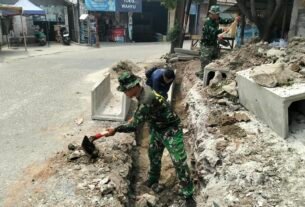 Sinergi TNI dan Warga Ciptakan Saluran Drainase di Sumur Bandung