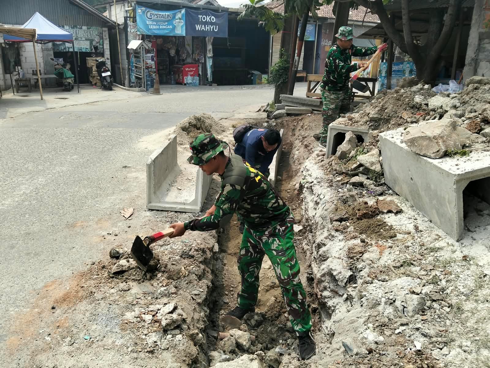 Sinergi TNI dan Warga Ciptakan Saluran Drainase di Sumur Bandung