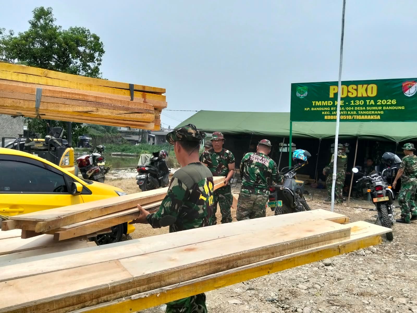 Kolaborasi TNI dalam Mengangkut Material untuk Mempercepat Pembangunan Desa