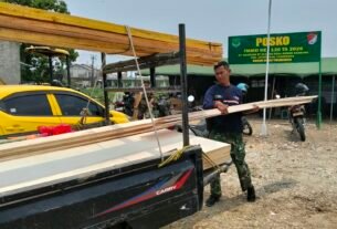 Gotong Royong Satgas TMMD ke-130 Pindahkan Material untuk Pembangunan Desa