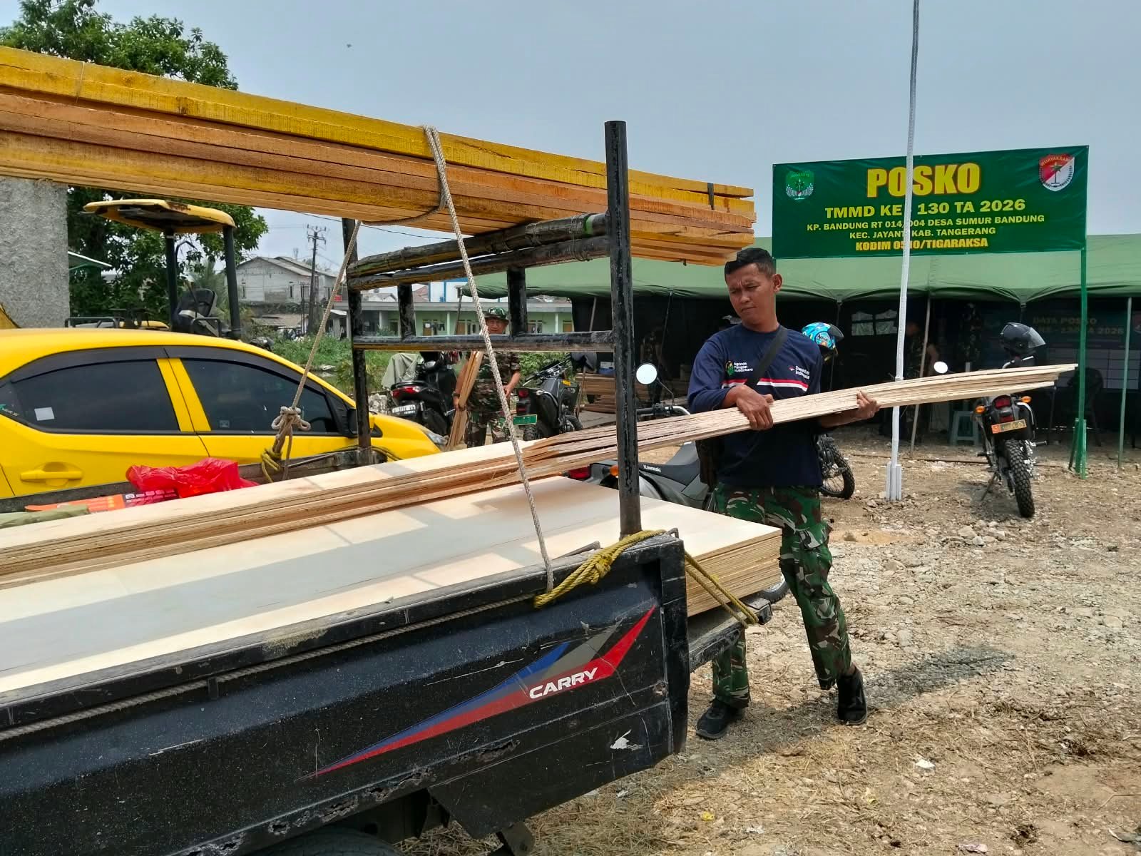 Gotong Royong Satgas TMMD ke-130 Pindahkan Material untuk Pembangunan Desa