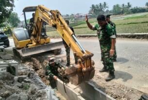 Satgas TNI TMMD ke-130 Tingkatkan Saluran Air di Desa Sumur Bandung