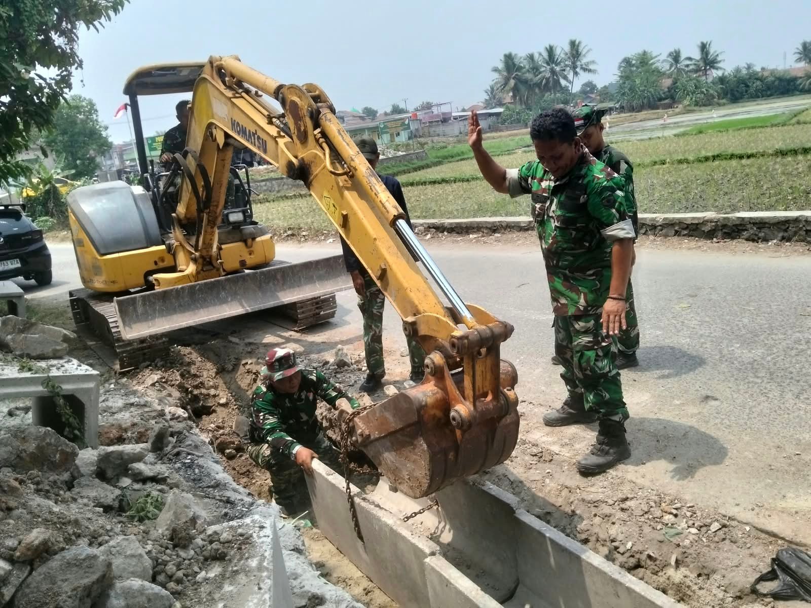 Satgas TNI TMMD ke-130 Tingkatkan Saluran Air di Desa Sumur Bandung