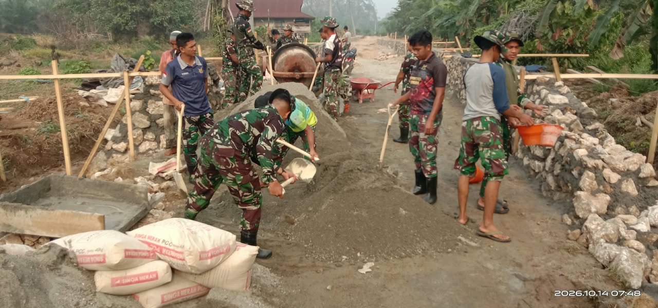 Aksi Bersama Masyarakat Parumpanai, Satgas TMMD Ke-130 Genjot Pembangunan Jalan