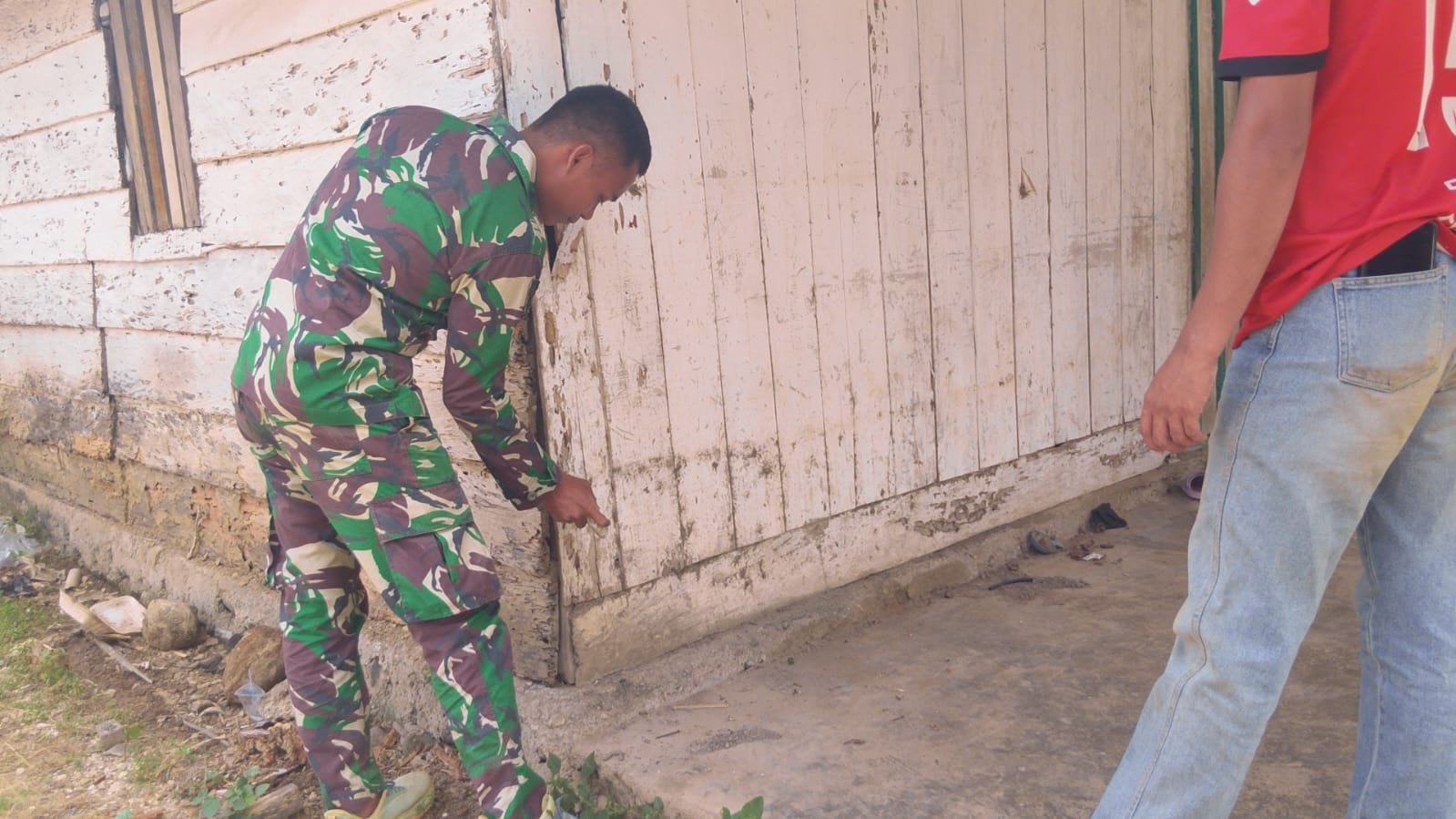 TNI Berkomitmen Tingkatkan Kualitas Hidup Melalui Rehab Rumah Arianto di Soe