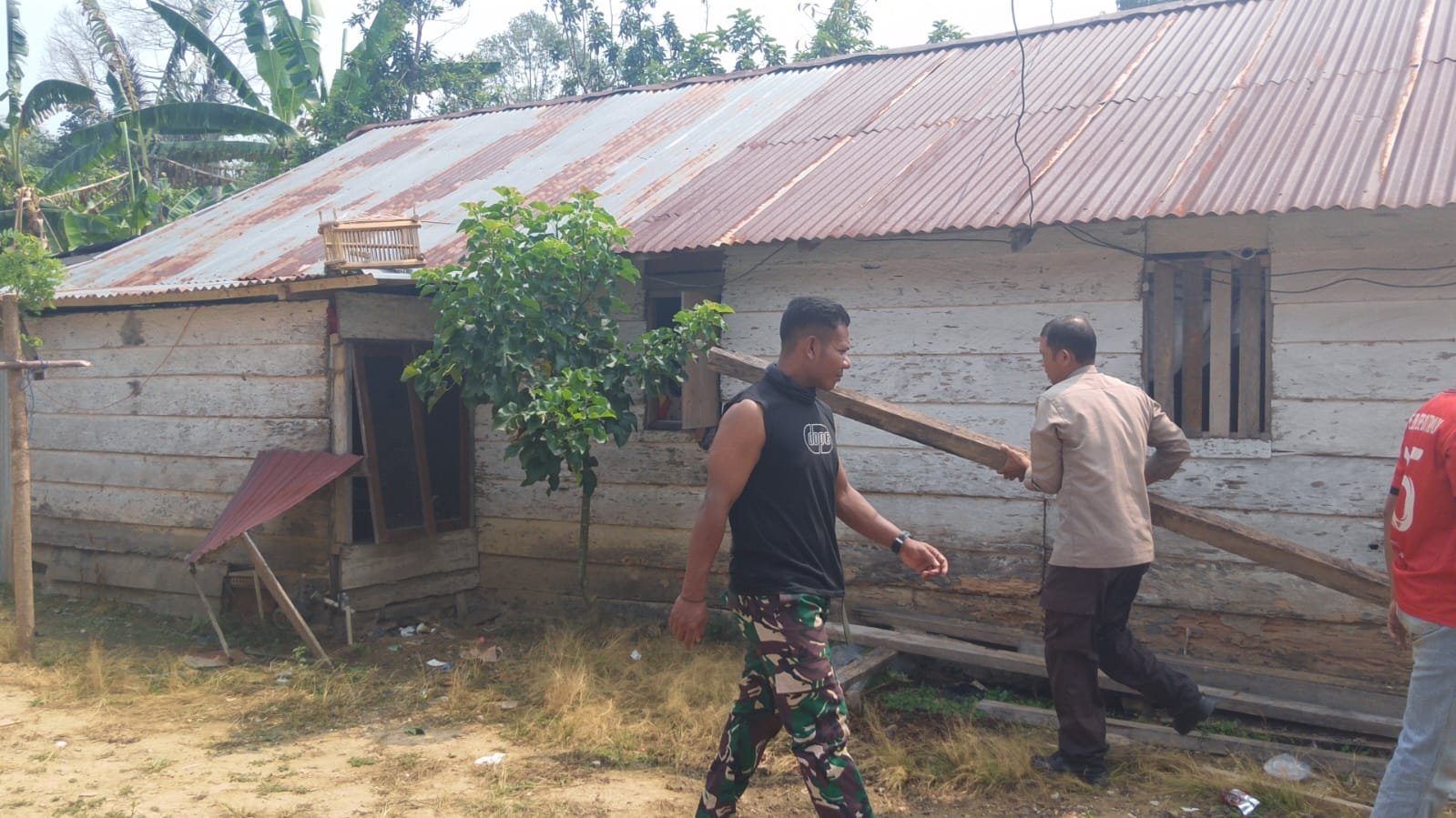 Rehabilitasi Rumah Arianto di Desa Soe, TNI dan Warga Bergotong Royong