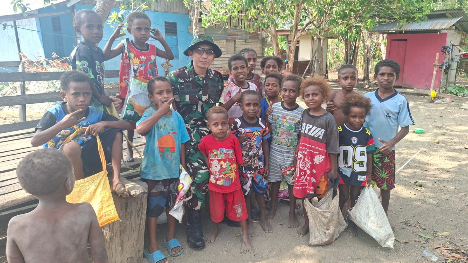 Komunikasi TNI dengan Anak-anak Yamboi: Dandim 1808/Mansel Ciptakan Keterikatan