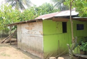 Kerja Sama Satgas TMMD dan Masyarakat Perbaiki Rumah Haji Arsyad di Bengkulu