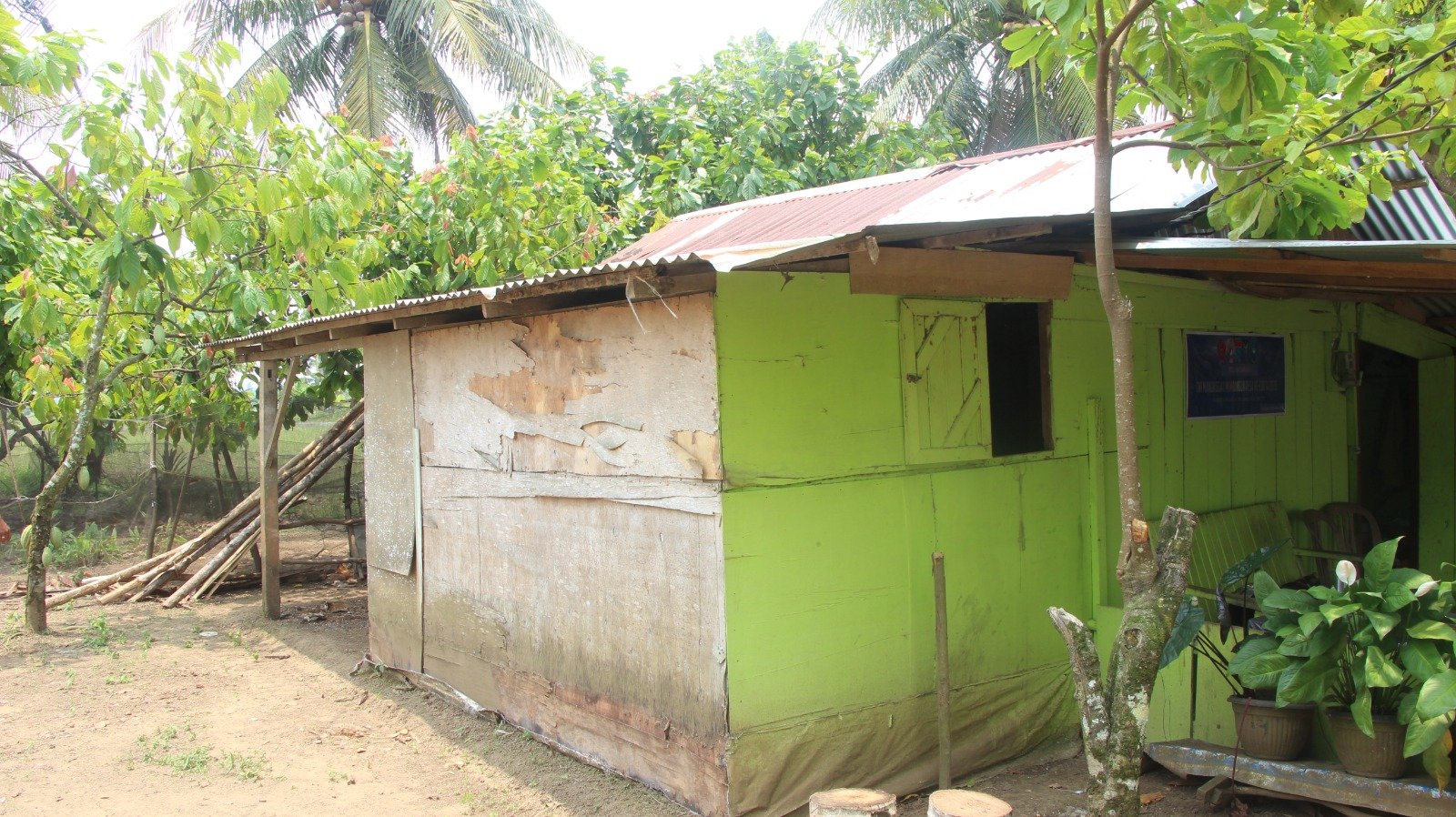 Kerja Sama Satgas TMMD dan Masyarakat Perbaiki Rumah Haji Arsyad di Bengkulu