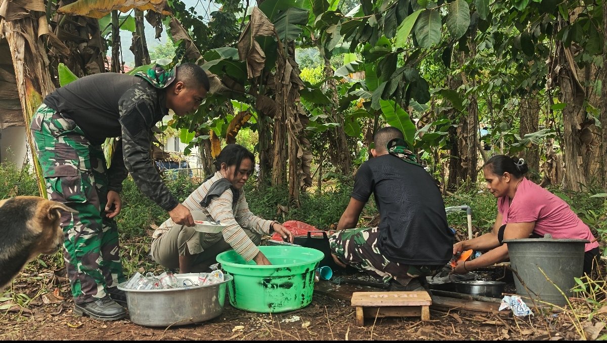 Dapur Umum TMMD Membawa Kehangatan Kerja Sama di Dusun Seri