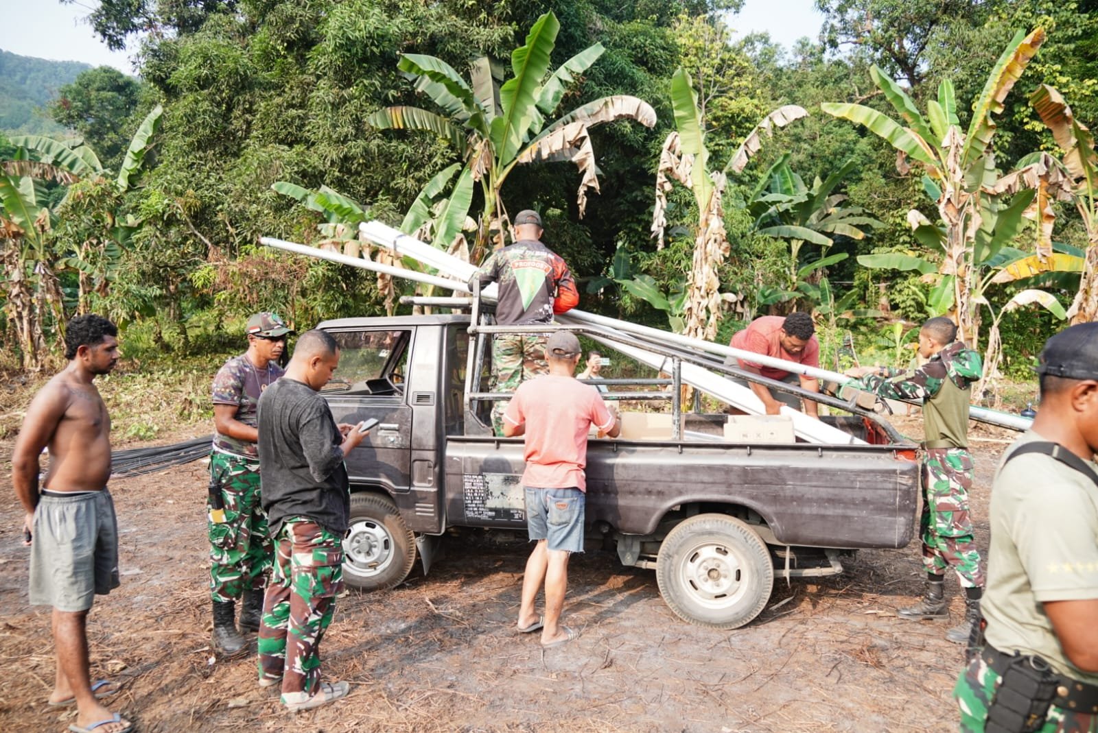 Satgas TNI Gerak Cepat Distribusikan Material Pembangunan di Negeri Urimessing