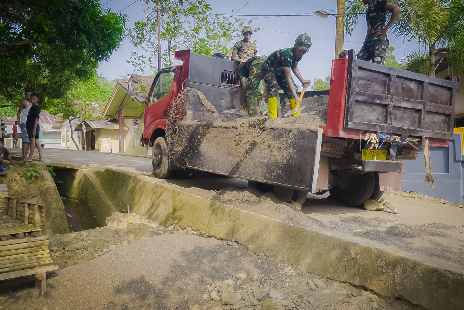 Personel TMMD ke-130 Kodim 1504/Ambon dan Warga Hadapi Medan Berat Bersama