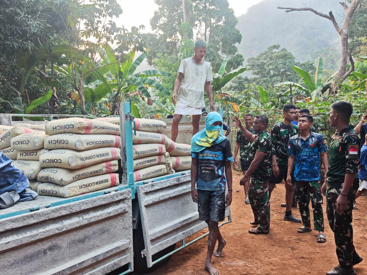 Semangat Juang Satgas TMMD Dalam Akses Material di Medan Sulit Dusun Seri