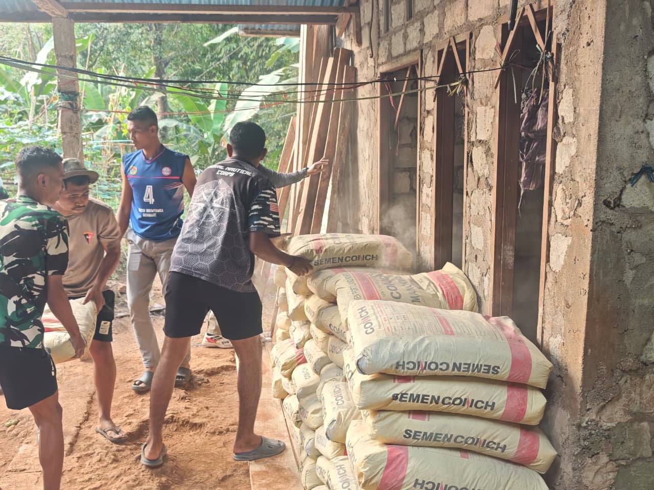 Tantangan Membangun Infrastruktur di Dusun Seri di Tengah Asap dan Jalan Berbatu
