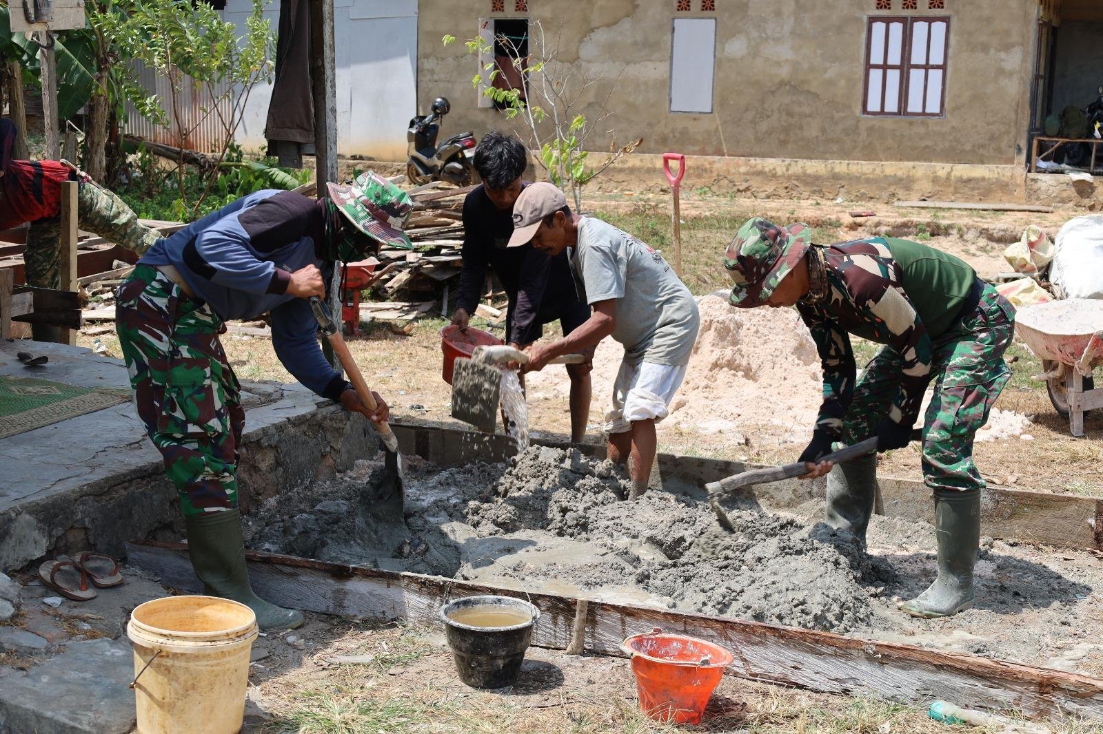 Pembangunan Rumah Pak Sajimin Tampilkan Semangat Kolaborasi TNI dan Warga