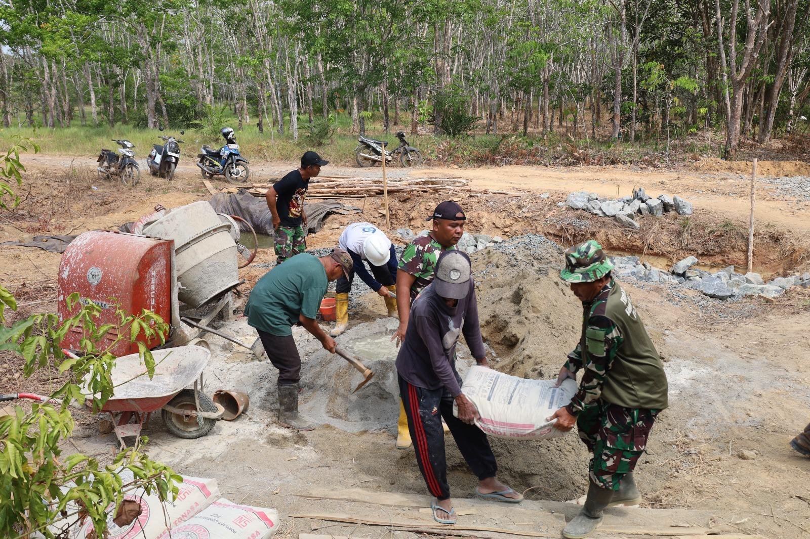 Kebersamaan TNI dan Masyarakat Mempercepat Pembangunan Box Culvert di Karang Rejo