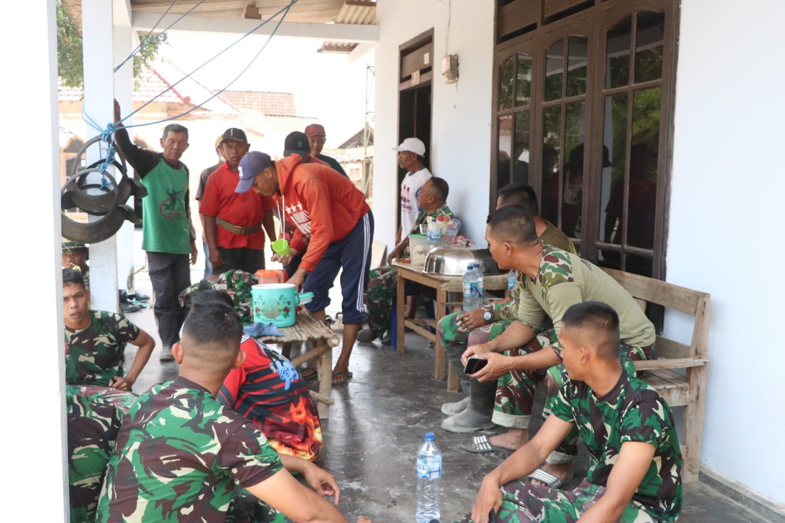 Kebersamaan di Meja Makan: Satgas TMMD dan Warga Satu Hati Membangun Desa