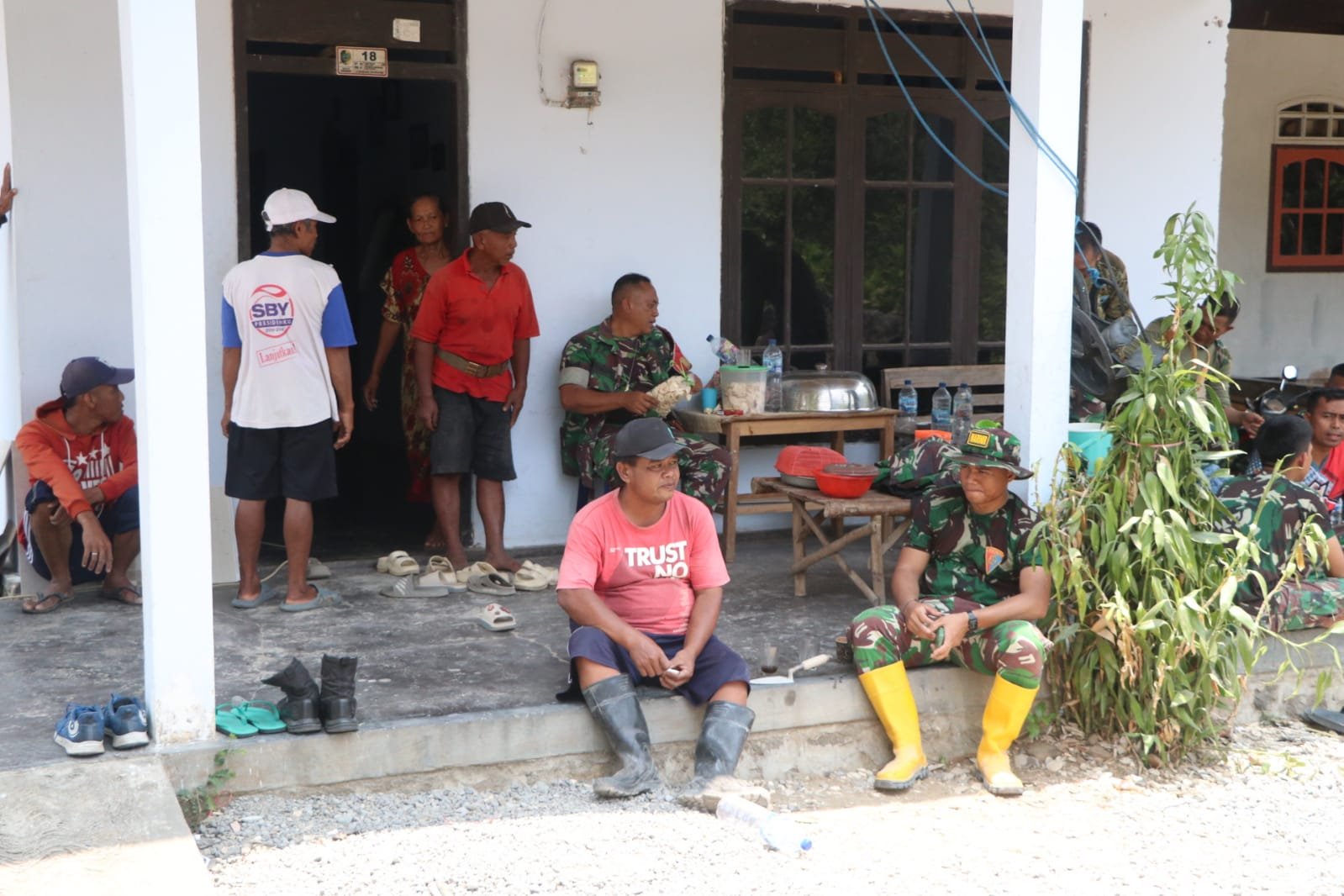 Kegiatan TMMD Ke-130: TNI dan Masyarakat Nikmati Makan Siang Bersama