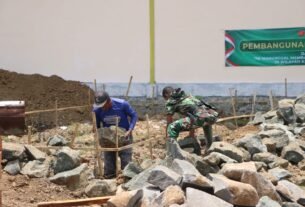 Masyarakat dan Satgas Kodim Bekerja Sama Membangun MCK di TMMD Tulungagung