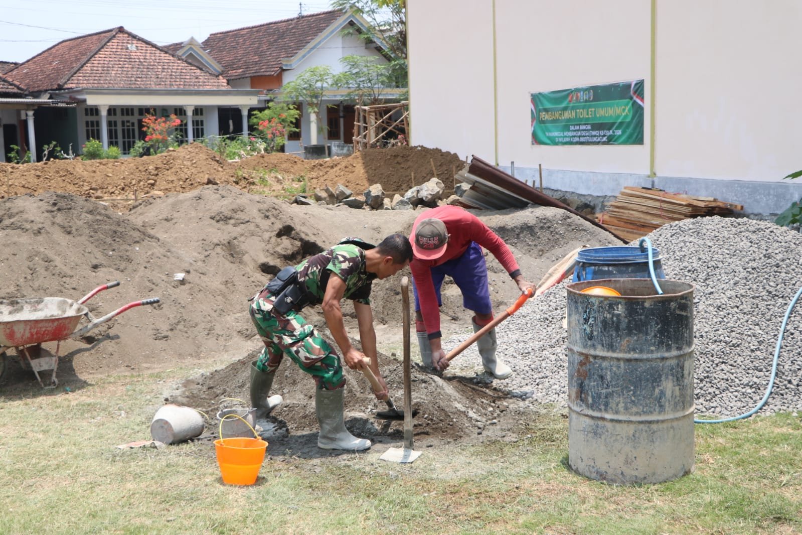 Desa Pojok Aktif Dalam Pembangunan MCK Baru di TMMD 130 Tulungagung