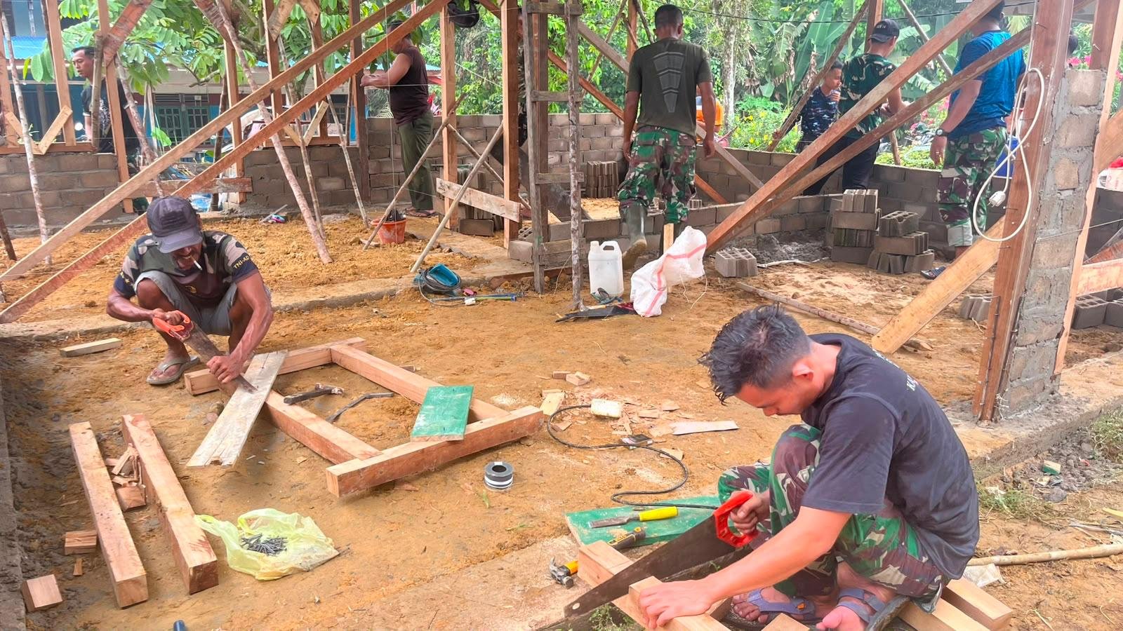 Proyek TMMD Landak Berikan Kehangatan Melalui Pembangunan Rumah Ibu Suhanim