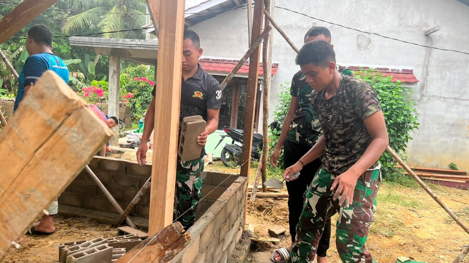 Kemajuan Pembangunan Rumah Ibu Suhanim melalui Pemasangan Dinding Batako