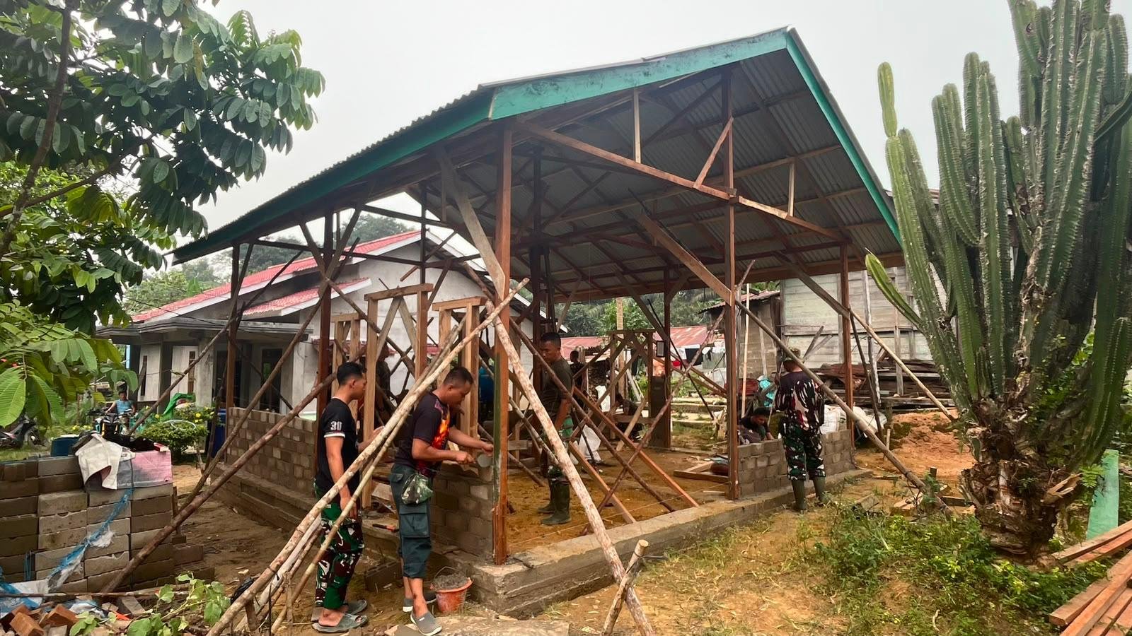 Konstruksi Rumah Ibu Suhanim Tunjukkan Perkembangan Positif di TMMD Kodim 1210