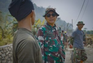 Prajurit TMMD di Luwu Timur Diberi Motivasi Oleh Dansatgas di Lokasi Kerja