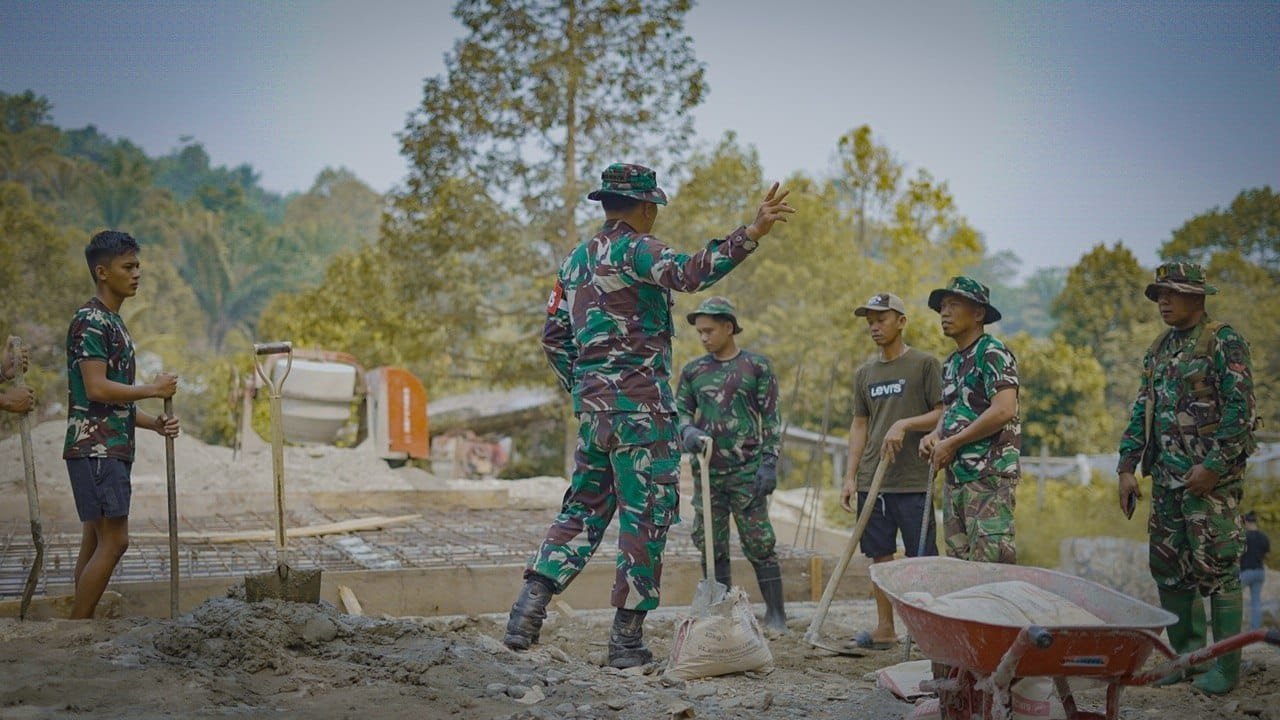 Dansatgas TMMD Palopo Ajak Warga Tampilkan Semangat Kerja Sama Sejak Pagi