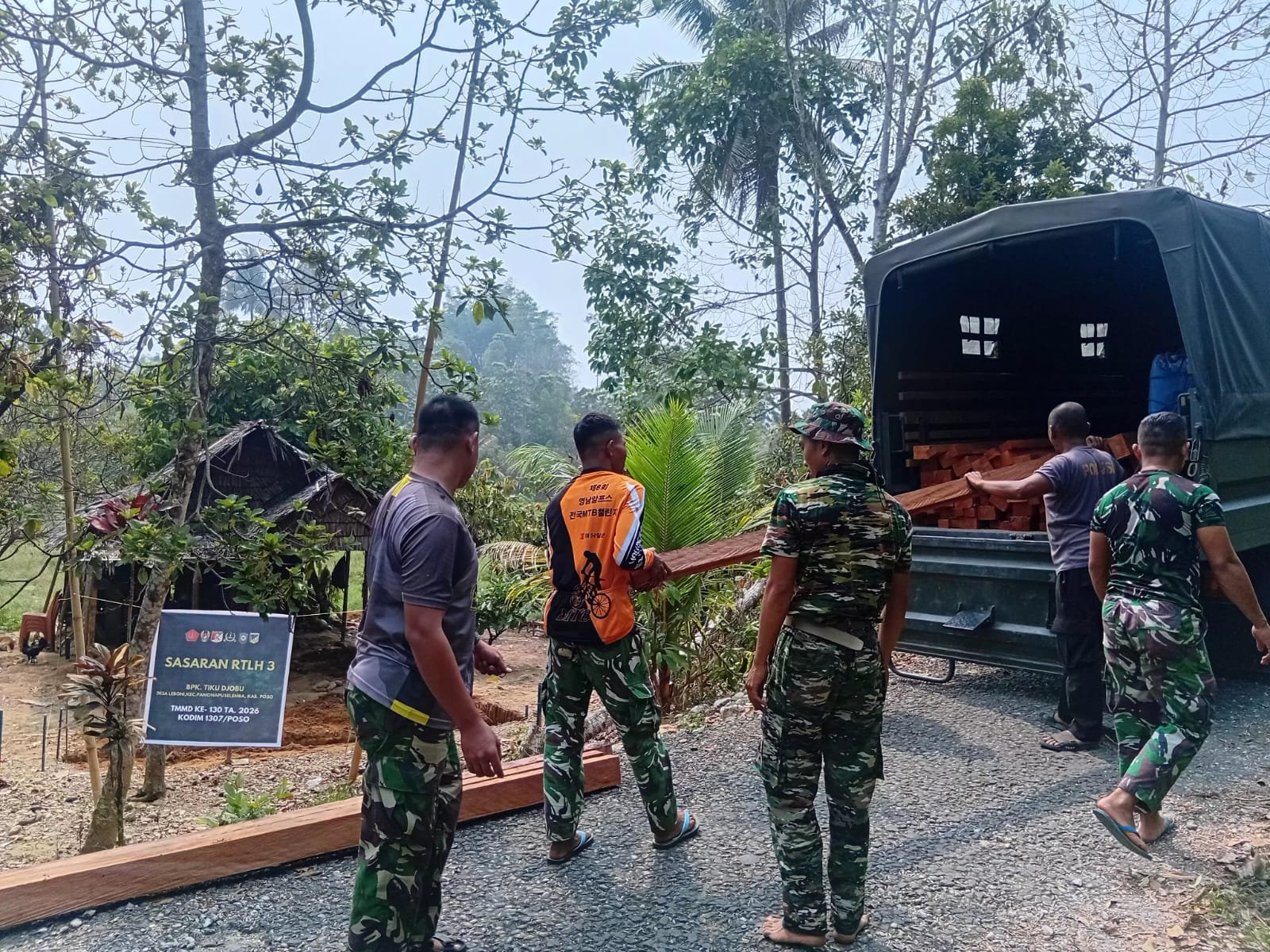Material Kayu Disalurkan TNI untuk Meningkatkan Hunian di Desa Leboni