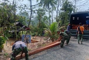 Rehabilitasi Rumah Bapak Tuku Djobu Dimulai, Kayu Siap Digunakan Satgas TMMD