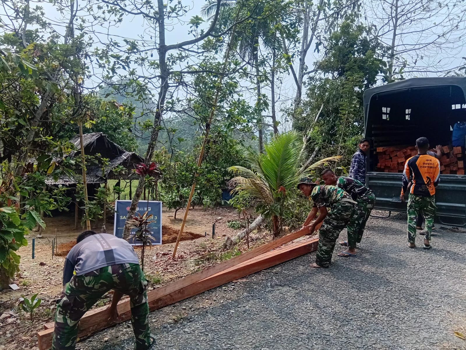 Rehabilitasi Rumah Bapak Tuku Djobu Dimulai, Kayu Siap Digunakan Satgas TMMD