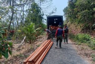 Kehangatan Masyarakat dan TNI dalam Proyek Perbaikan Rumah di Leboni