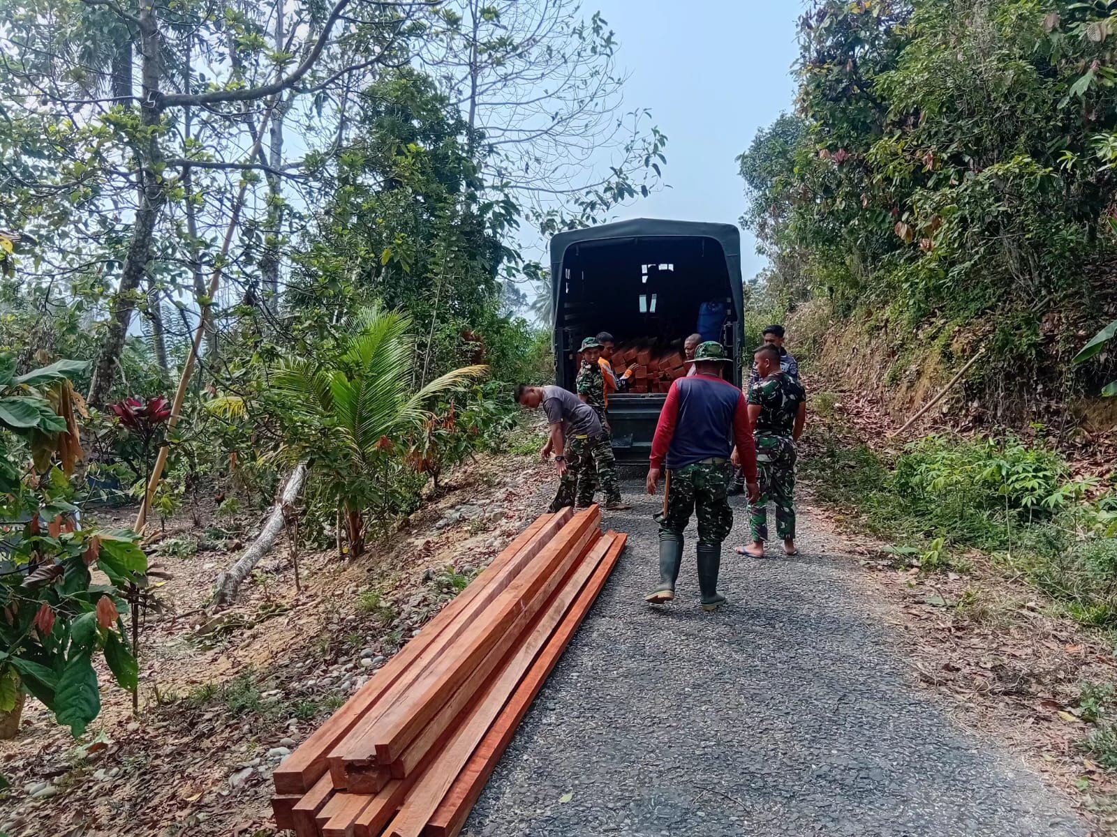 Kehangatan Masyarakat dan TNI dalam Proyek Perbaikan Rumah di Leboni