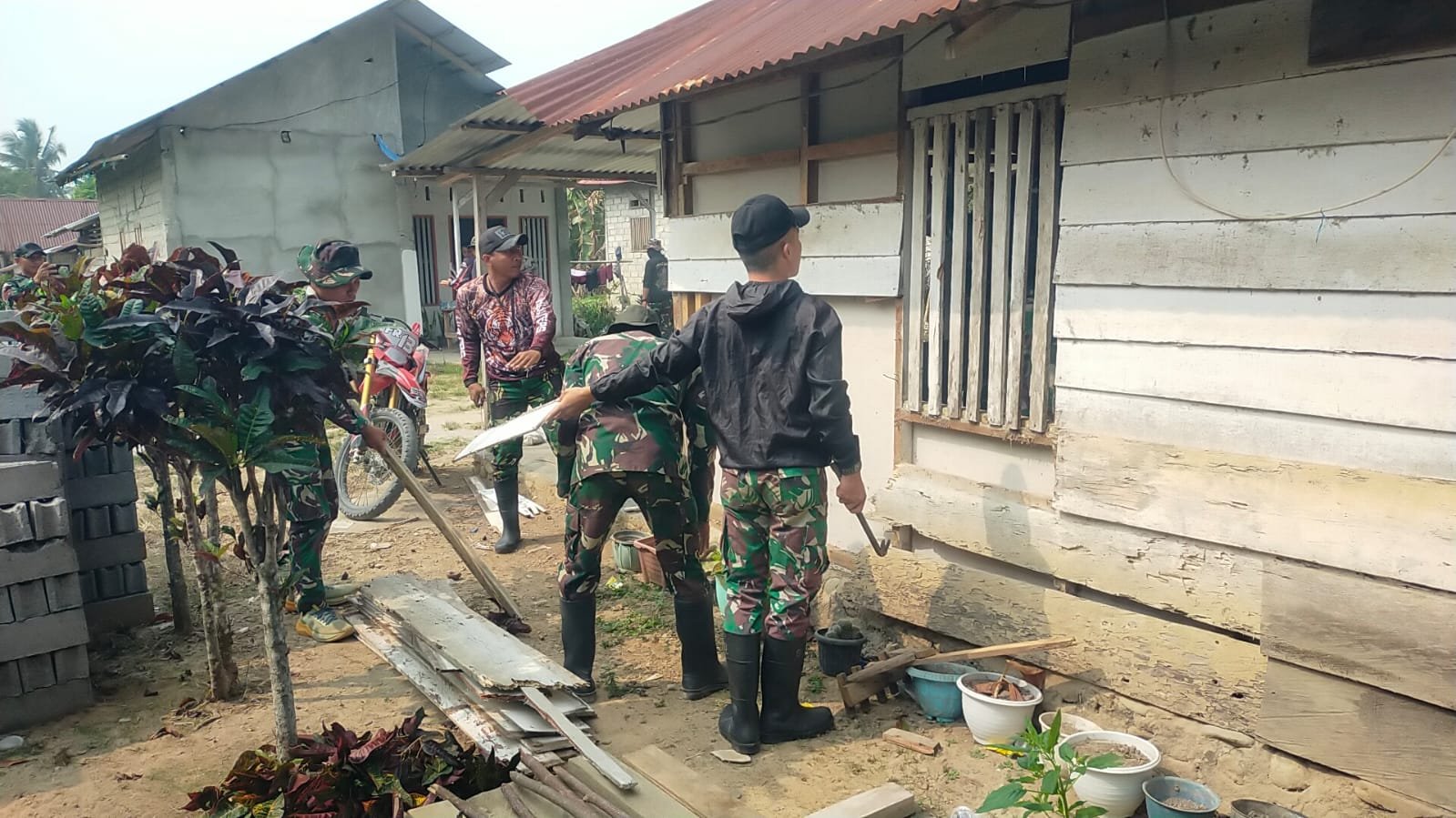 Satgas TMMD Mulai Rehabilitasi Rumah Tak Layak Huni di Desa Soe