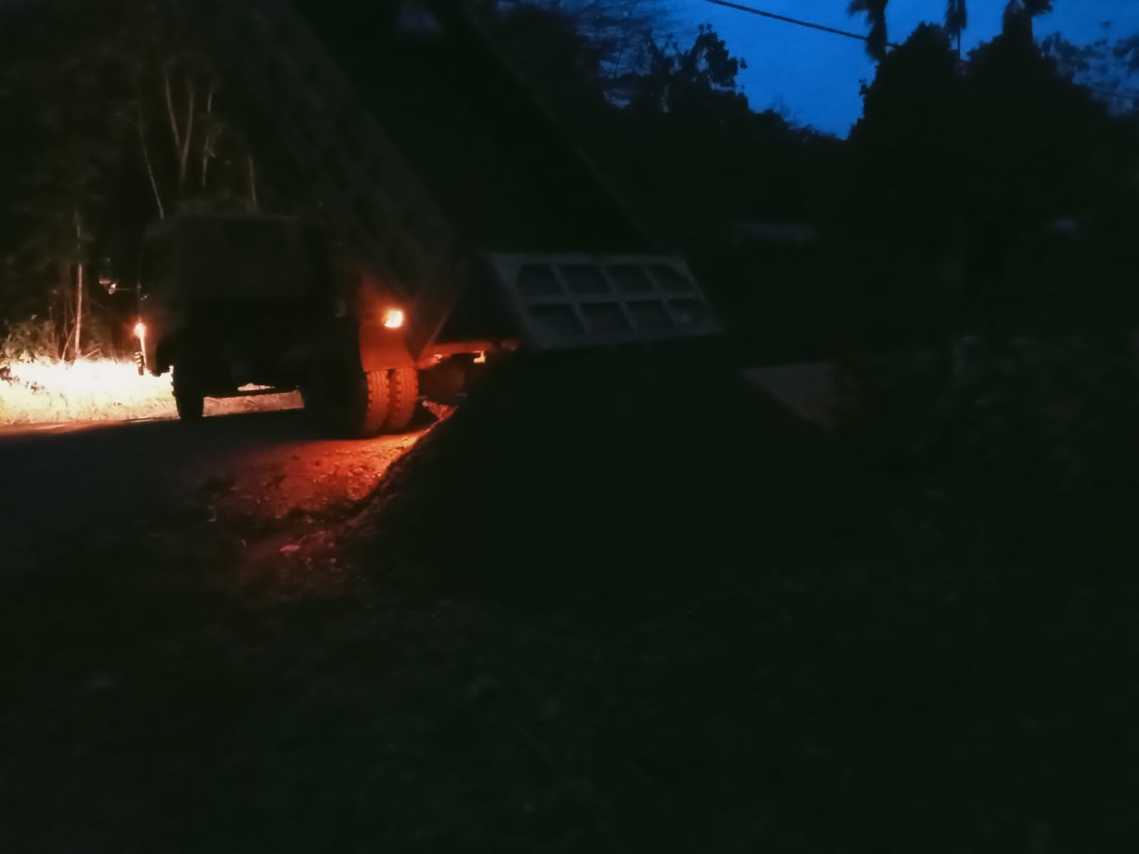 Keseriusan Satgas TMMD Kodim 1808/Mansel dalam Melansir Material di Malam Hari