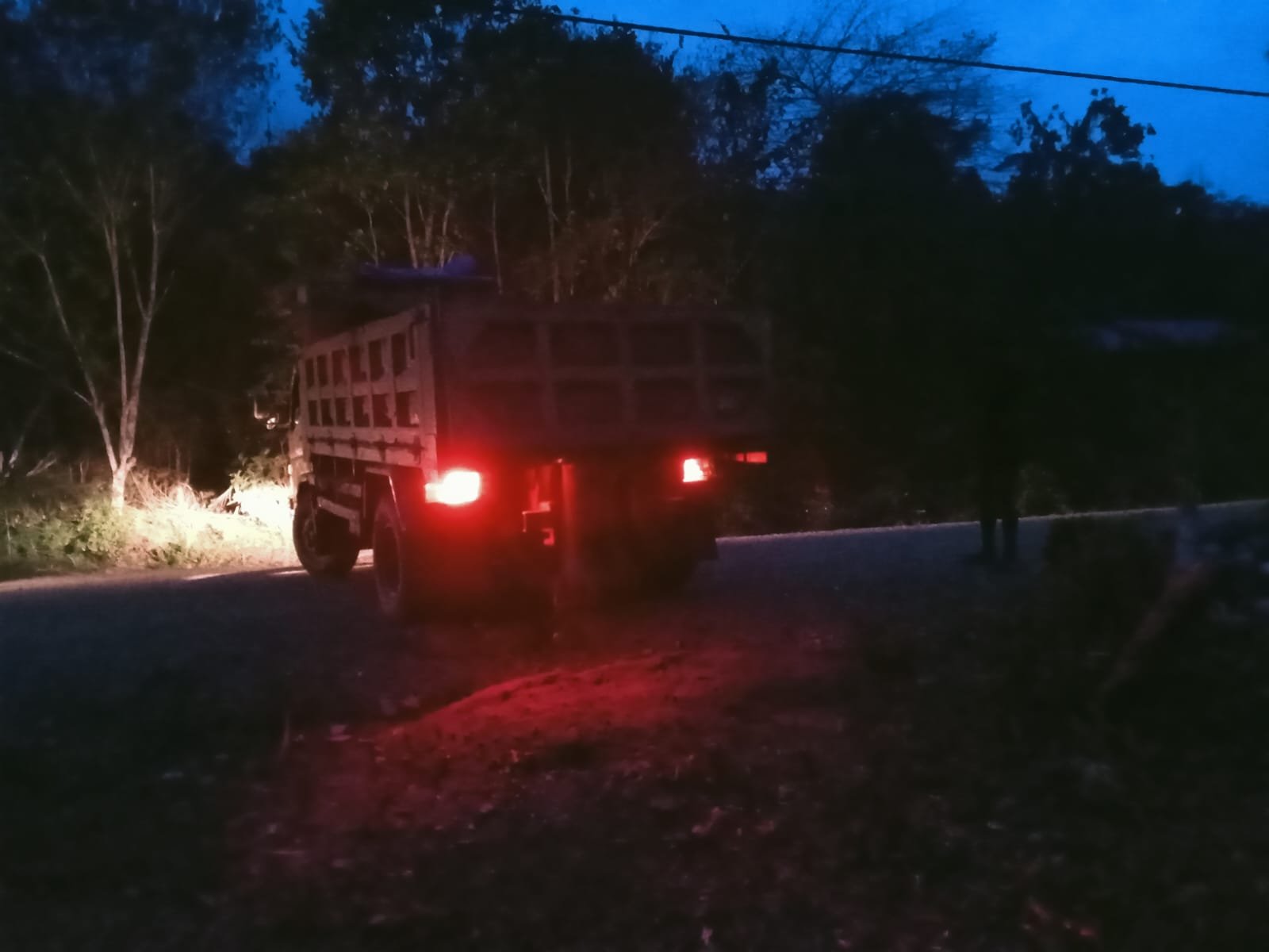 Prajurit TMMD Kodim 1808/Mansel Lanjutkan Pembangunan Meski Dalam Gelap