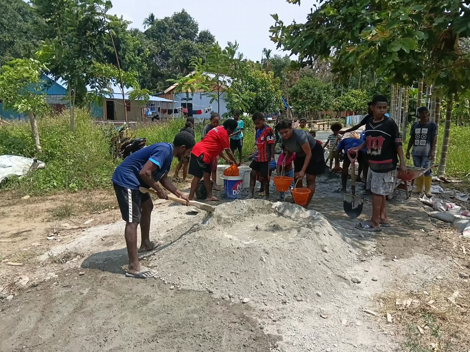 Mama-Mama Papua Tunjukkan Dukungan Nyata dalam Program Pembangunan TMMD