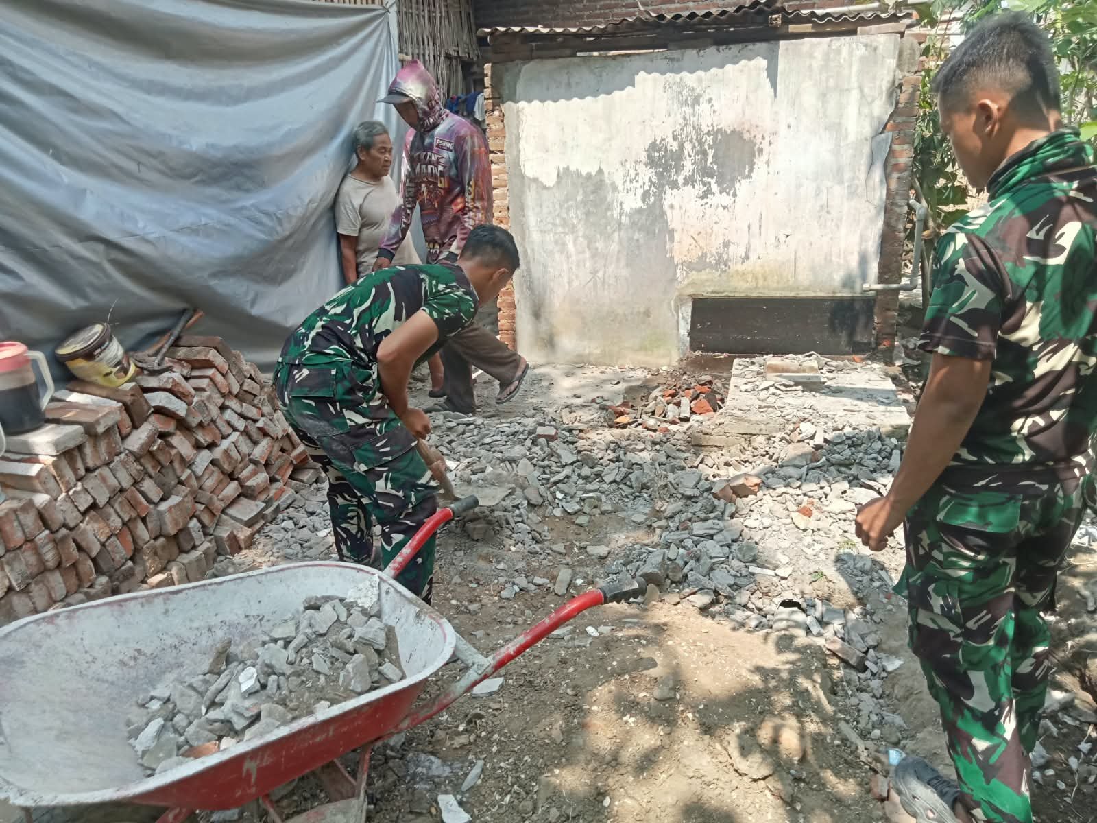 Pembangunan RTLH Suparlan: Satgas TMMD Tingkatkan Kesehatan dengan Fasilitas Sanitasi