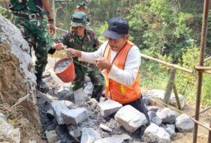 Keteladanan Pak Darto dalam Pembangunan Dinding Penahan di Desa Taji