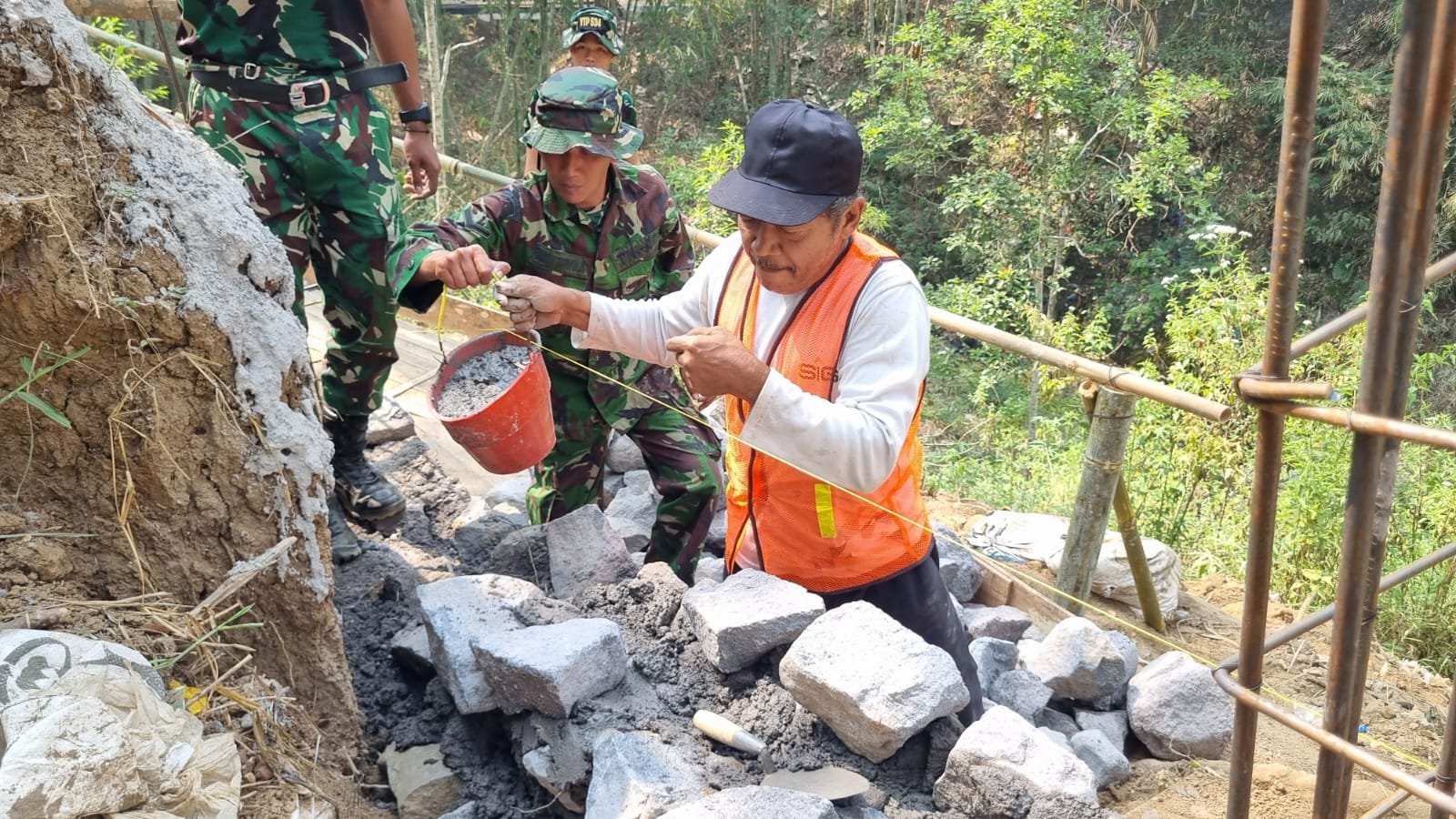 Keteladanan Pak Darto dalam Pembangunan Dinding Penahan di Desa Taji