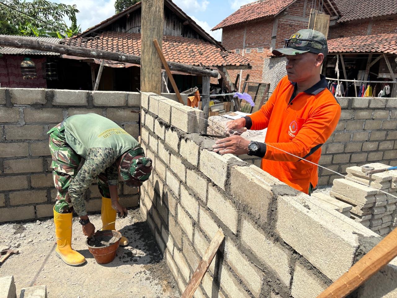 Agus Suwandi Aktif Bantu Tim TMMD Bangun Rumah Impian di Desa Pojok