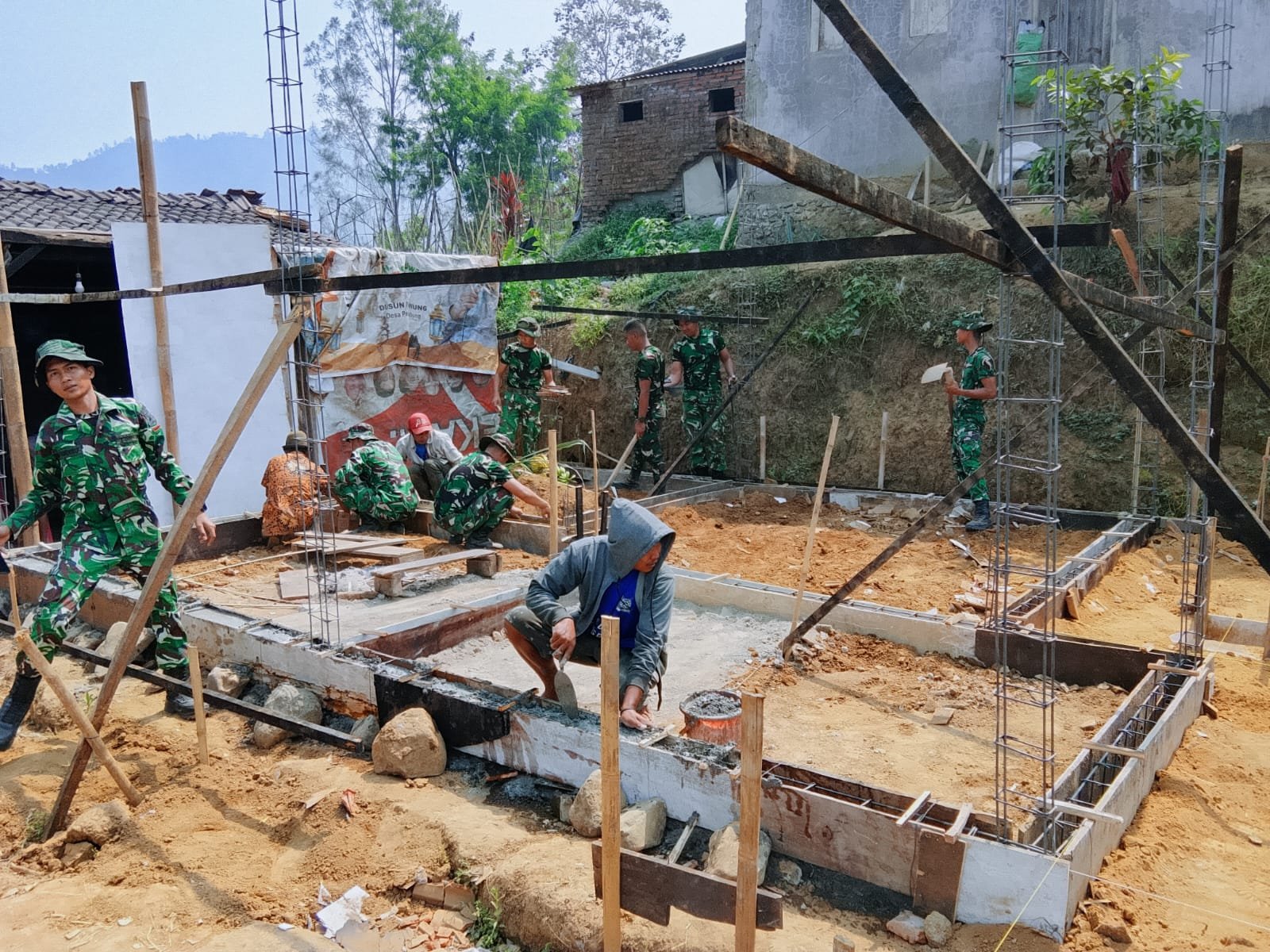 Pondasi Rumah Bapak Nanang Dikerjakan Satgas TMMD dengan Metode Canggih